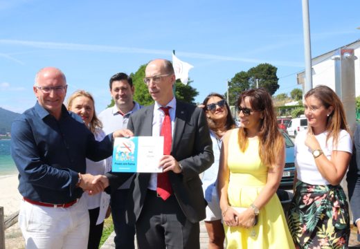 O conselleiro de Sanidade entrégalle ao alcalde de Noia o diploma de ouro da Rede Galega de Praias sen fume
